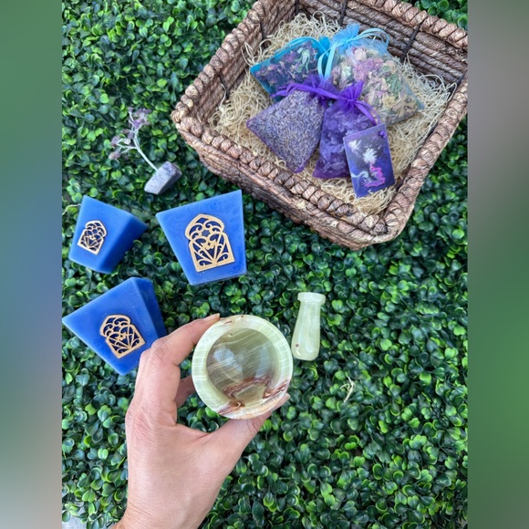 Crystal & Botanical Gift Set | Cleansing, Love, and Spiritual Clarity - Picture 5 of 9
